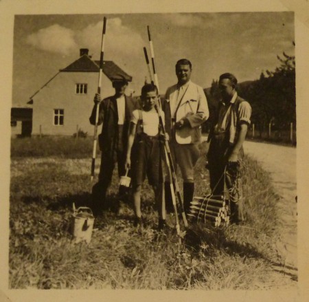 Scelování pozemků 30.léta 20. století - zleva: Franz Tögel, Hermann Fischer, zaměřovači: Ing. Billina, Hans Baier 